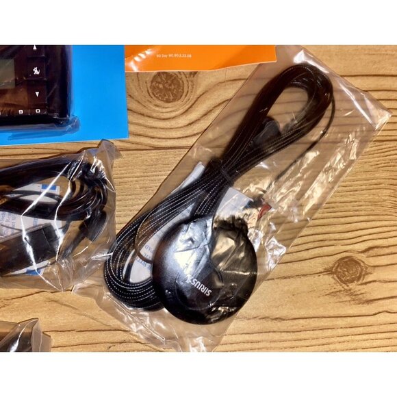 SIRIUS XM Stratus SV5 Satellite Radio Receivr w/Car Dock - Picture 3 of 5